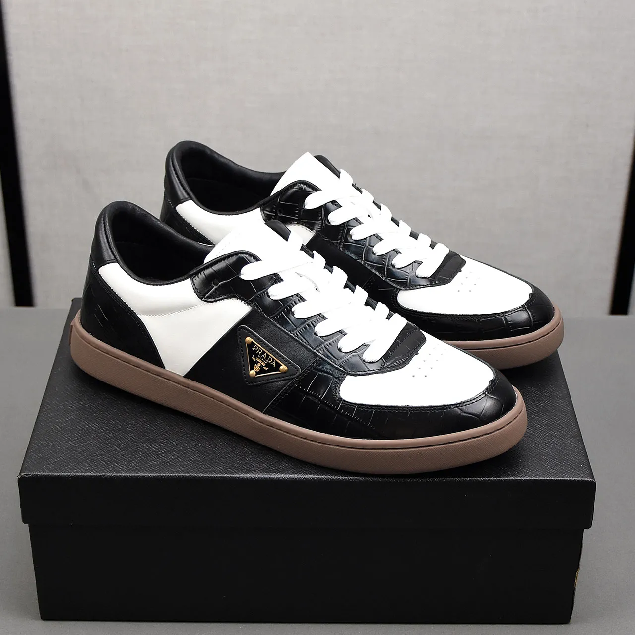PP420❣️❣️❣️Prada set off the audience! Prada, an international brand that is constantly innovating, this men's casual shoe, the original version, made of cowhide leather at a ratio of one to one at the store, with leather feet and rubber non-slip outsole, breathable and comfortable, quality speaks for itself👄38-44